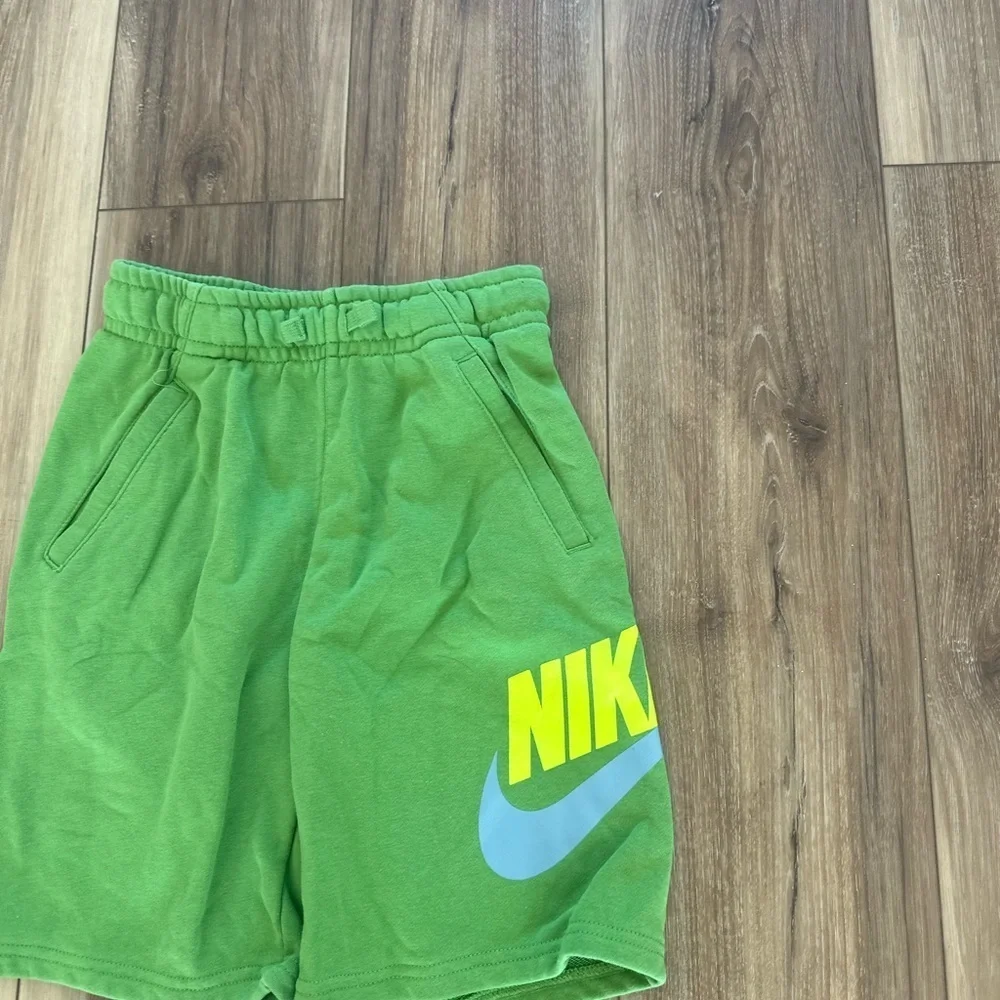 Nike youth boys terry sweat shorts green size large